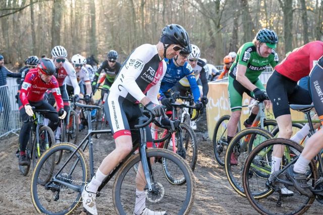 Die Bilder von Tag 2 der @2024_masters_cyclocross_worlds sind online. Traumwetter, Traumkulisse und zwei norddeutsche Weltmeister 🏆.