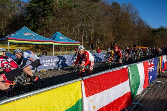Die Bilder vom 1. Tag der @2024_masters_cyclocross_worlds sind online. Link in bio. Es war ein großartiger Tag: bestes Wetter, tolle Sportler und faires Miteinander 👍. #crossisboss #cyclocross #masters_world_championships_2024